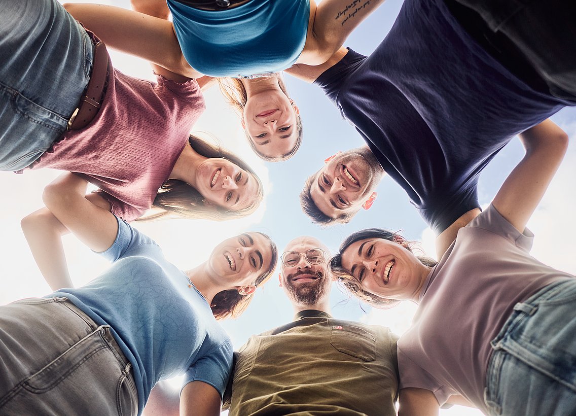 Studierende im Kreis aus Froschperspektive