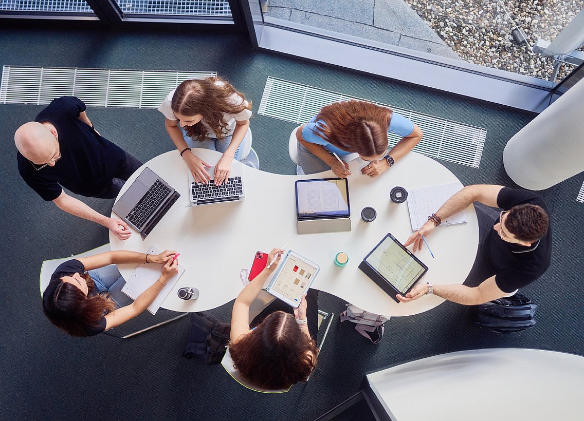 Arbeitsgruppe um Tisch